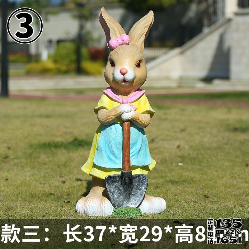 步行街一只拿鐵鍬的玻璃鋼卡通兔子雕塑 步行街一只拿鐵鍬的玻璃鋼卡通兔子雕塑