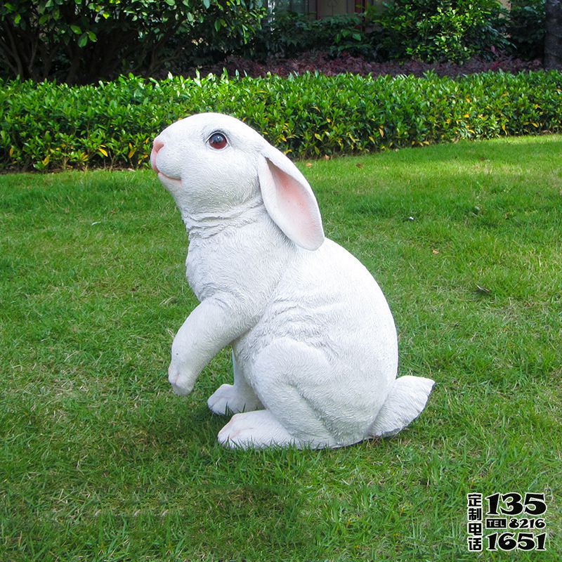 草坪上一只坐著的仿真動物玻璃鋼白色兔子雕塑 草坪上一只坐著的仿真動物玻璃鋼白色兔子雕塑