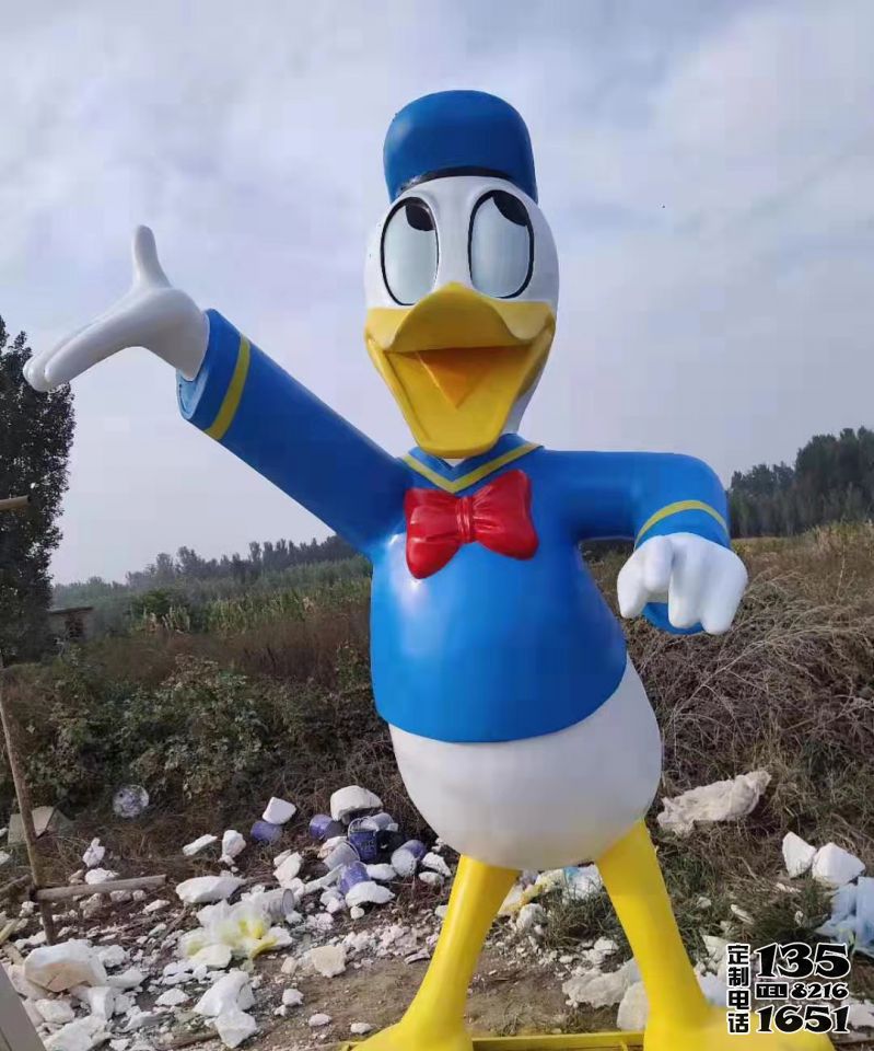 游樂場玻璃鋼彩繪唐老鴨雕塑 游樂場玻璃鋼彩繪唐老鴨雕塑