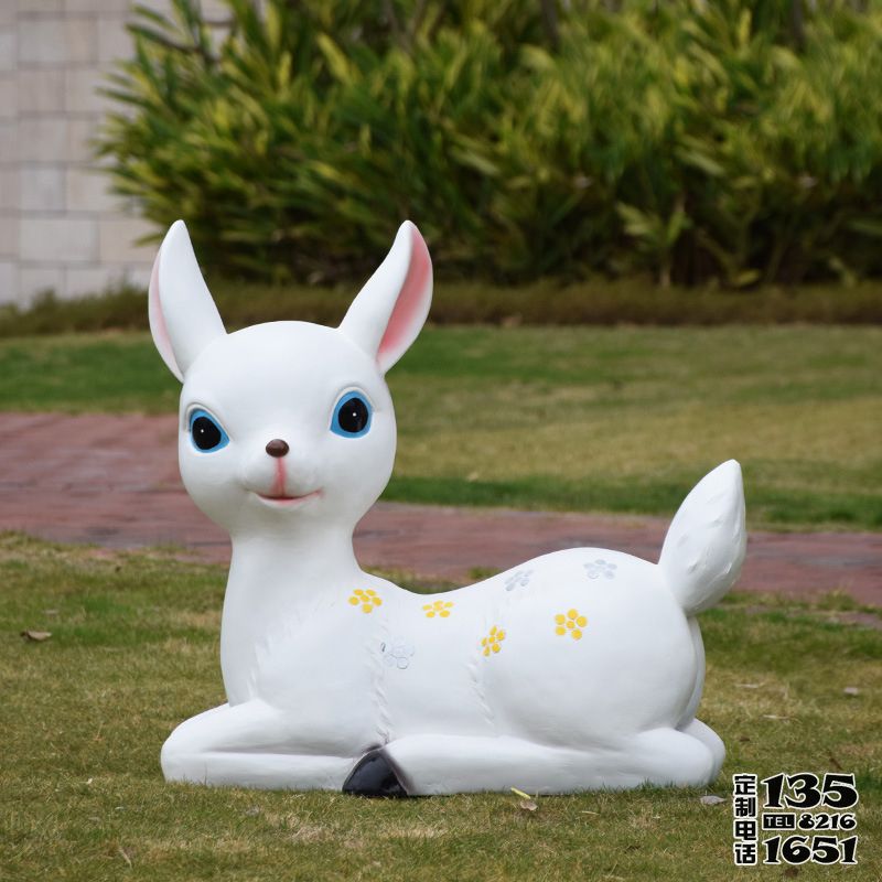 戶外園林一只臥著的玻璃鋼卡通可愛的梅花鹿雕塑 戶外園林一只臥著的玻璃鋼卡通可愛的梅花鹿雕塑
