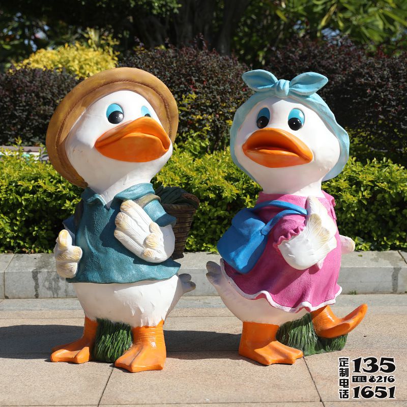 戶外玻璃鋼園林景觀花園庭院幼兒園可愛(ài)裝飾卡通鴨子雕塑 戶外玻璃鋼園林景觀花園庭院幼兒園可愛(ài)裝飾卡通鴨子雕塑