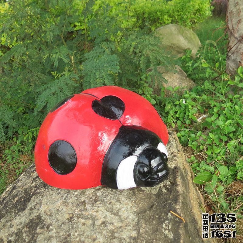 在石頭上趴著的玻璃鋼彩繪七星瓢蟲(chóng)雕塑