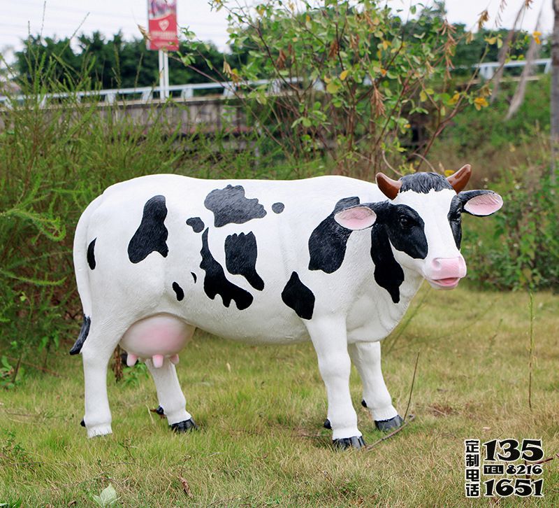 農(nóng)場(chǎng)戶外草坪玻璃鋼仿真奶牛雕塑 農(nóng)場(chǎng)戶外草坪玻璃鋼仿真奶牛雕塑